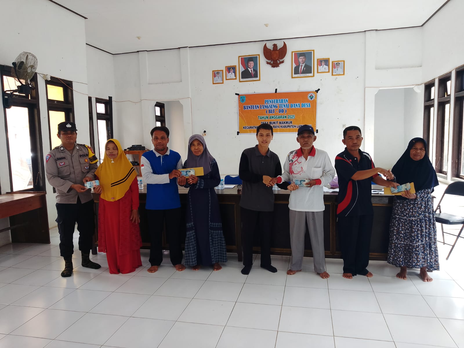 Wujud Kepedulian, Bhabinkamtibmas Dampingi Penyaluran BLT Dana Desa Di Wilayah Binaan