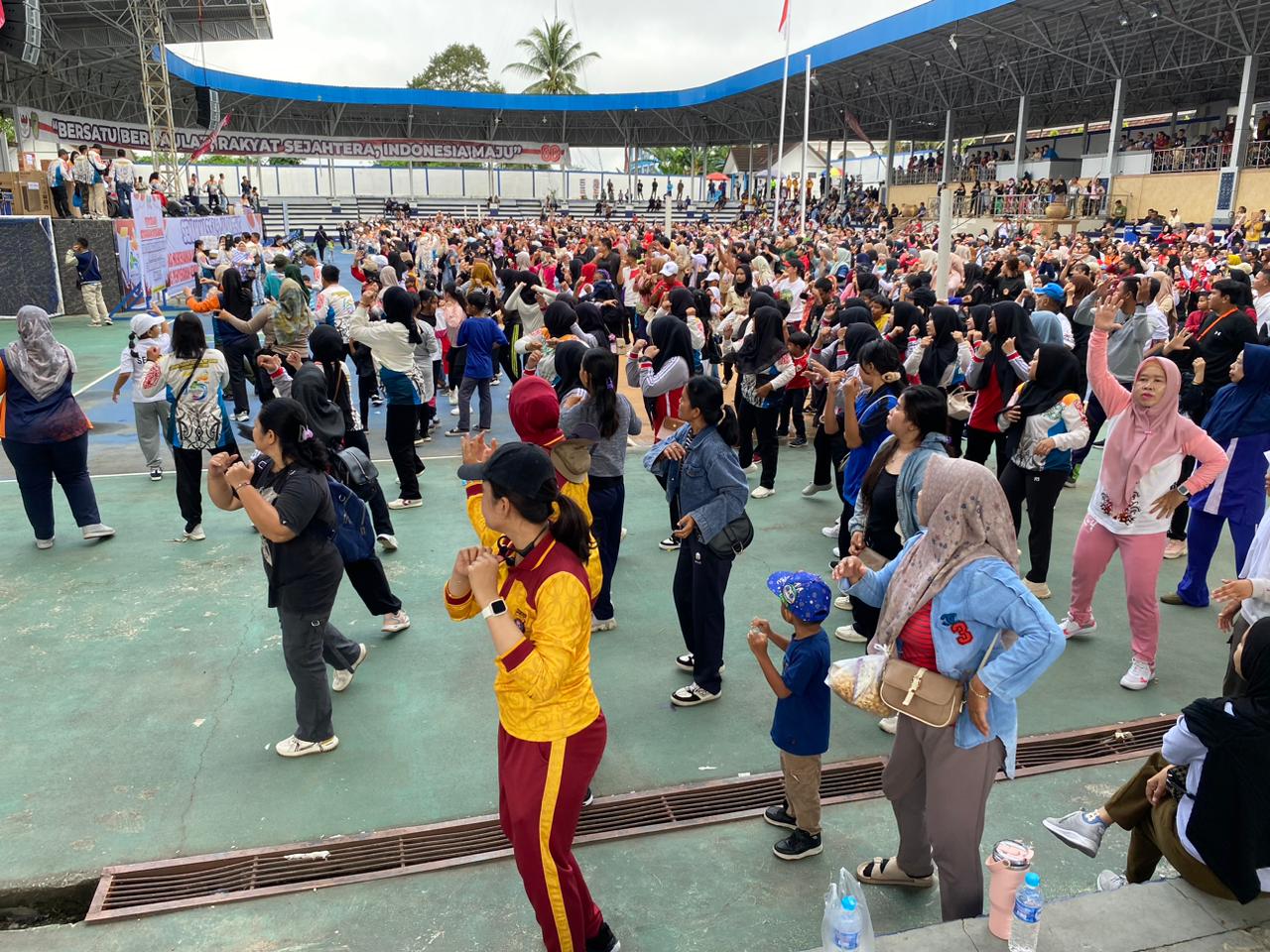 Polres Barito Utara Laksanakan Pengamanan Jalan Sehat dan Misa Syukur HUT ke-70 Gereja Katolik Paoki Santa Maria De La Salette Muara Teweh