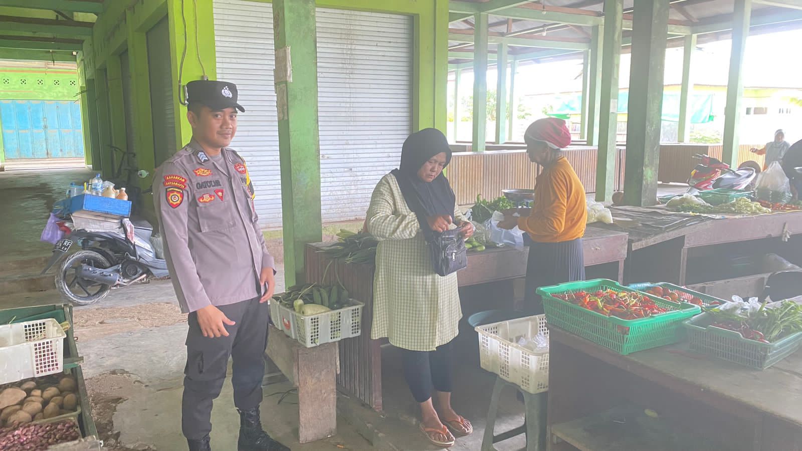 Piket Polsek Sambangi dan Silaturahmi Ke Pedagang