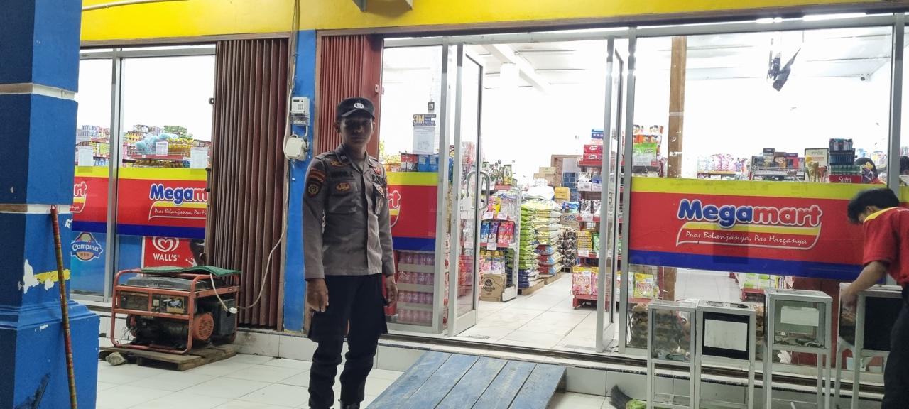 Piket Polsek Patroli kepertokoan diwilkum Polsek Sematu Jaya