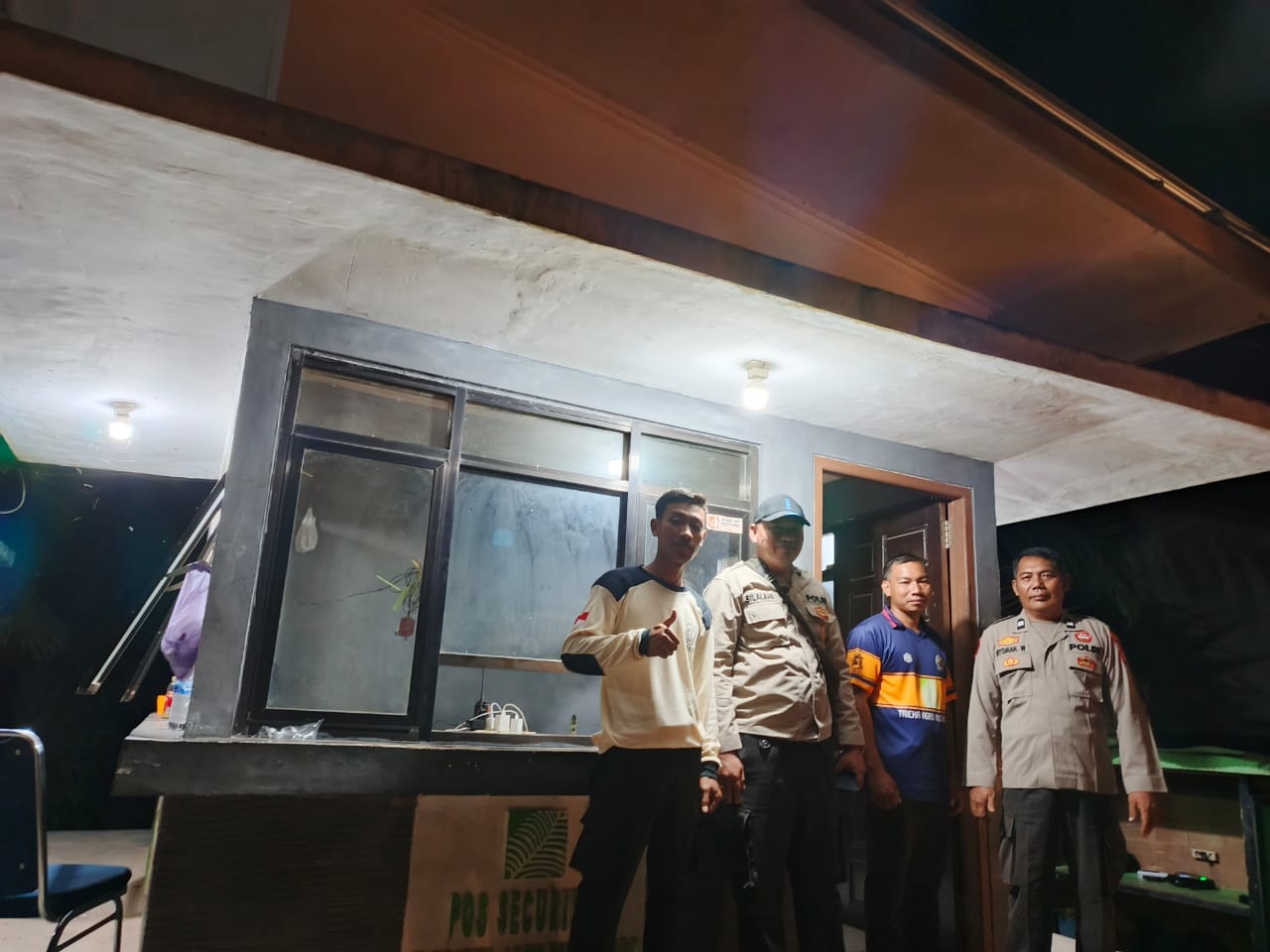 Personil Polsek Sambang Masyrakat yang Sedang Bersantai