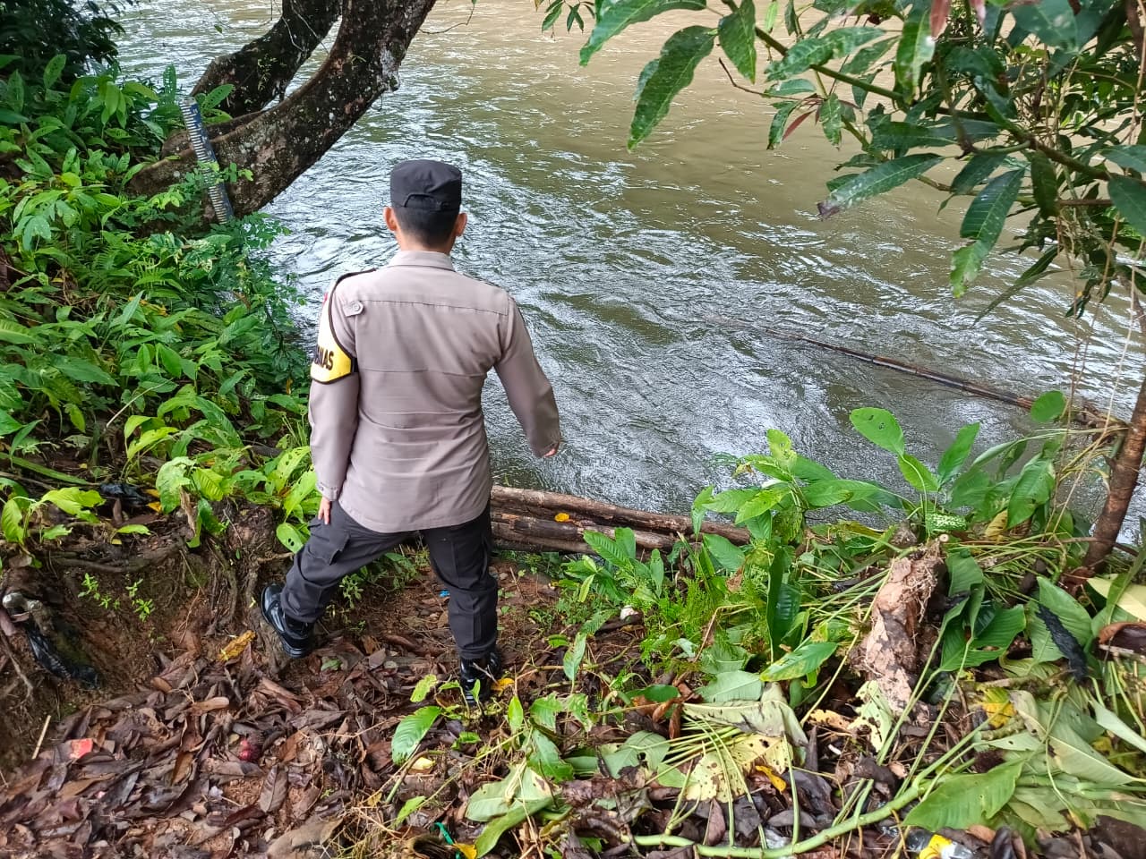 Piket Polsek Delang cek debit air DAS Delang