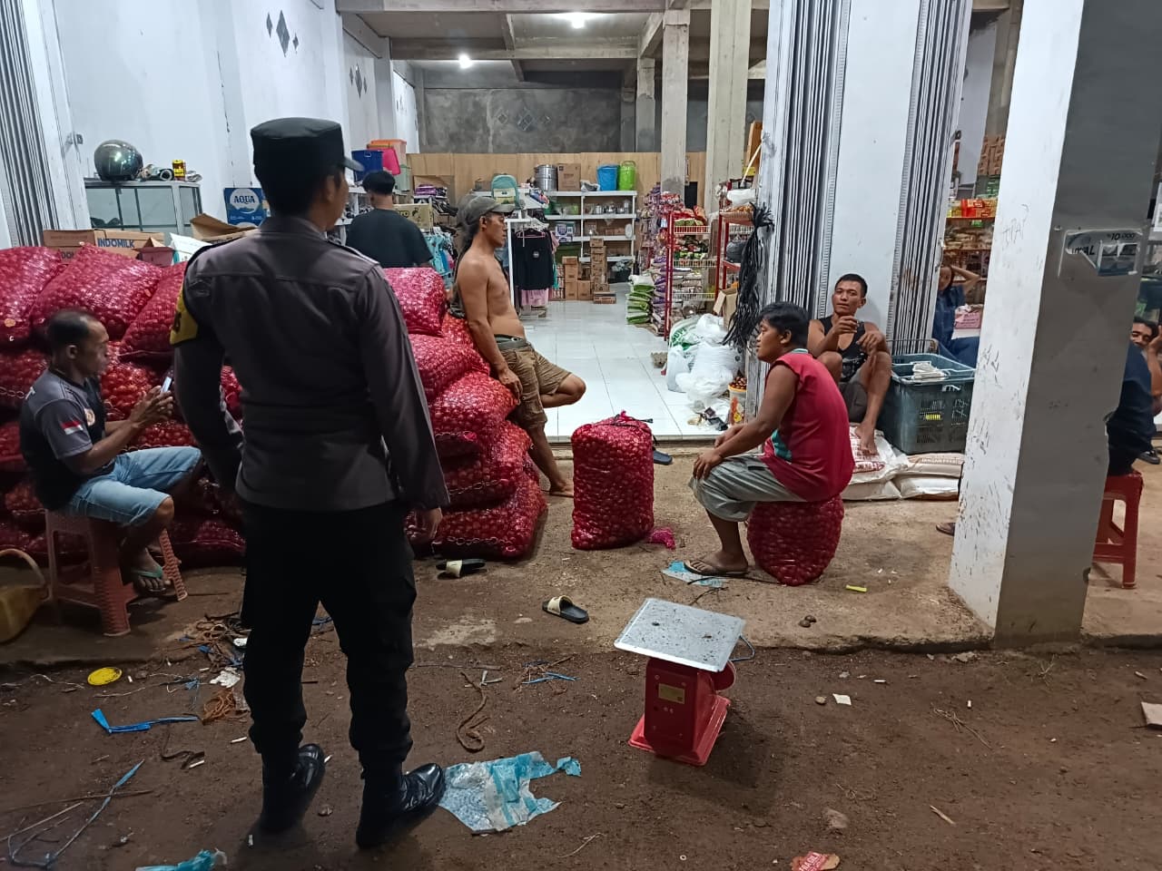 Piket Polsek Delang Silaturahmi Ke Masyarakat