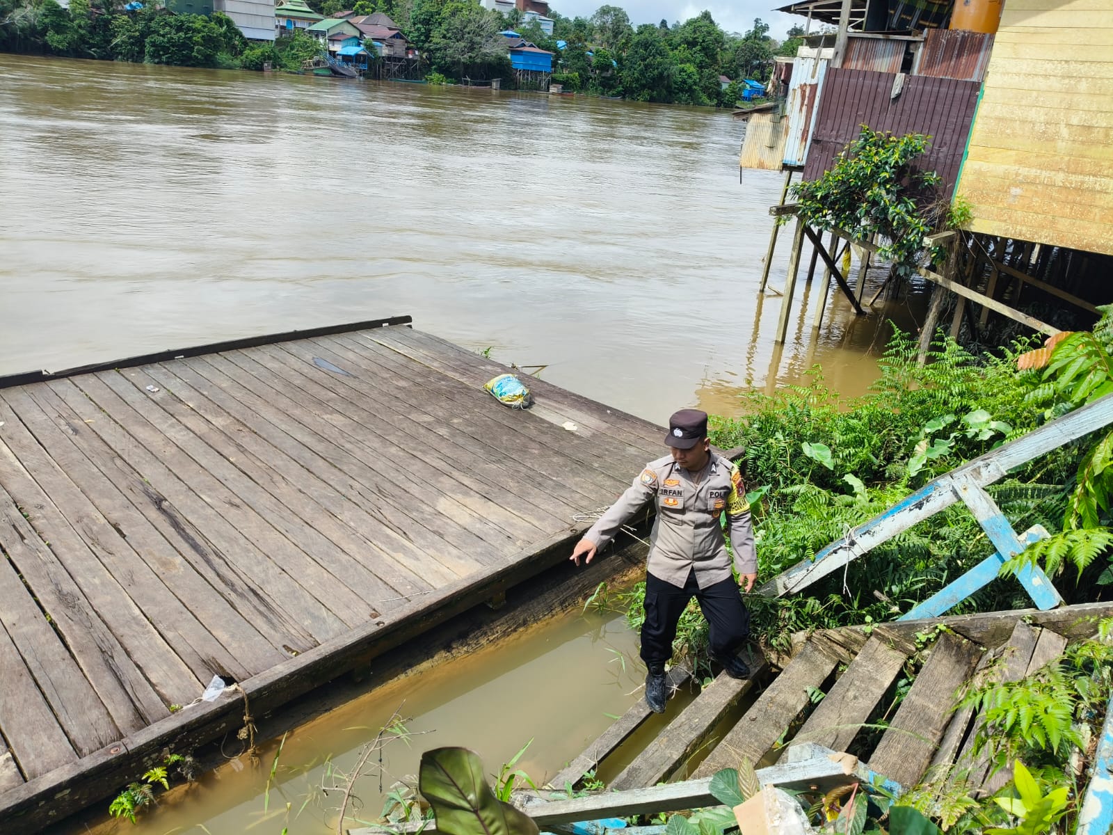 Antisipasi Bencana Banjir, Piket Polsek Marikit Pantau Situasi Debit air Das Katingan.