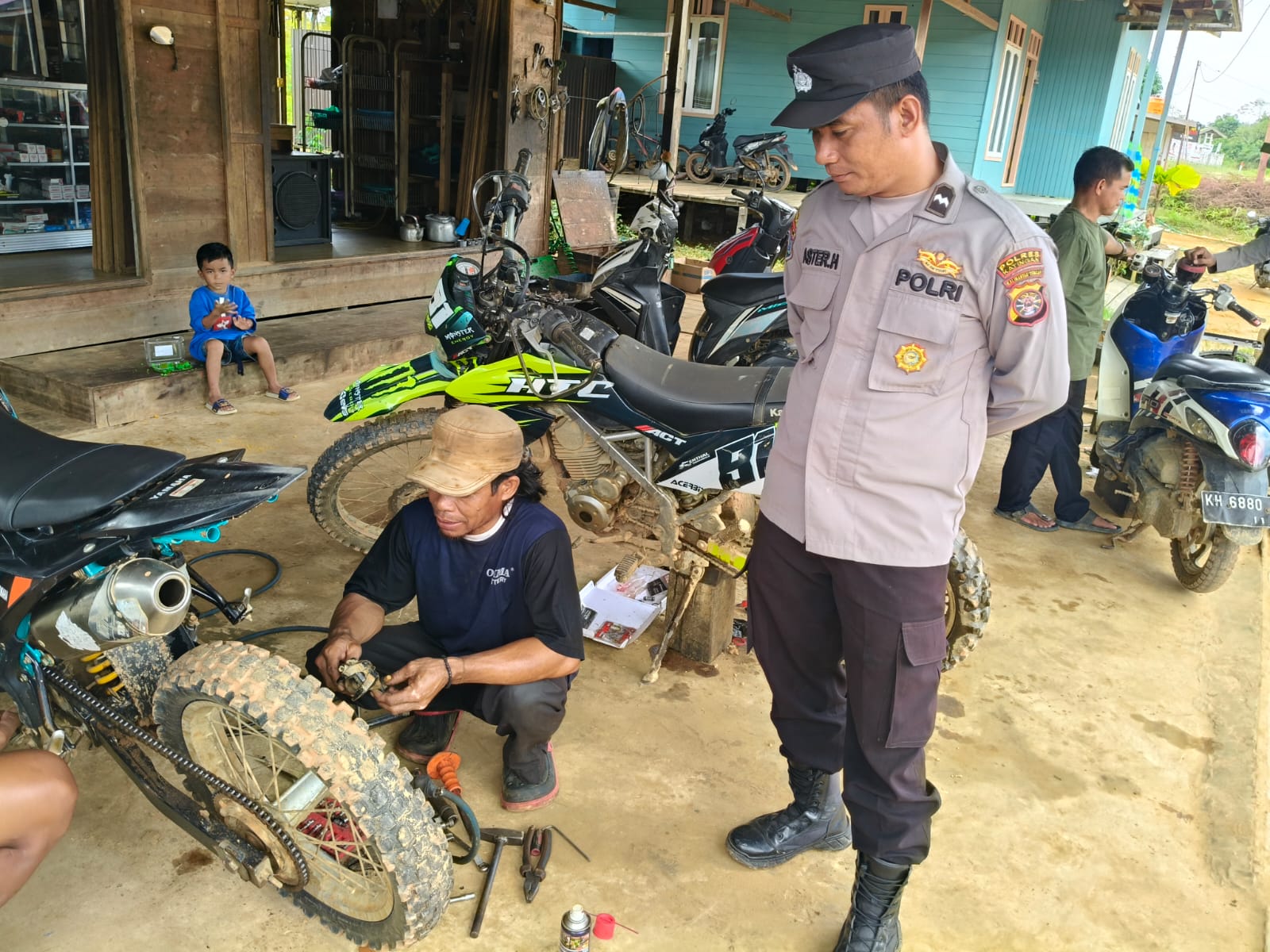 Tingkatkan Sitkamtibmas yang Kondusif ,Polsek Marikit laksanakan Patroli ke Obvit dan pemukiman warga.
