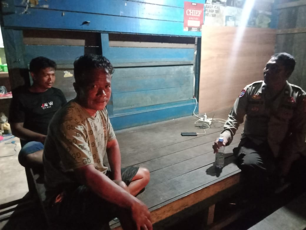 Piket Polsek lamandau melaksanakan Silaturahmi ke masyarakat