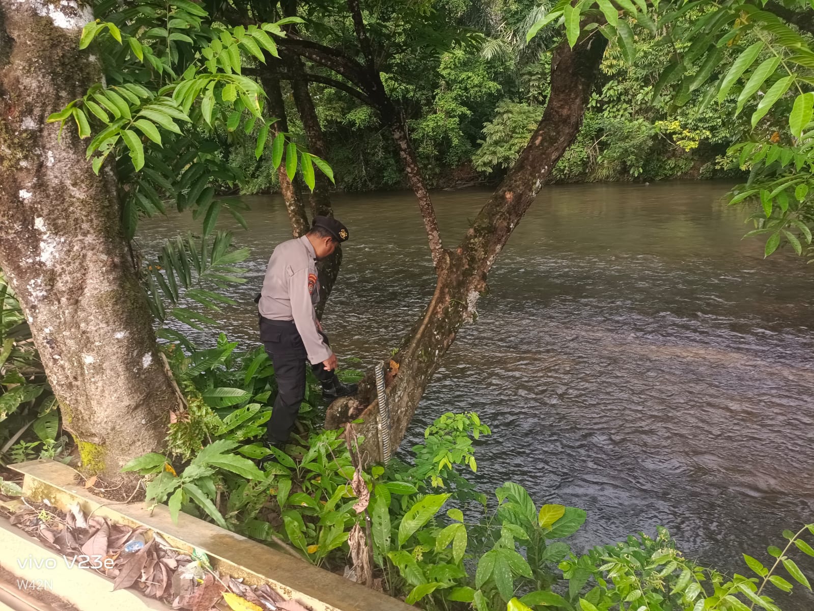 Piket Polsek Delang cek debit air DAS Delang