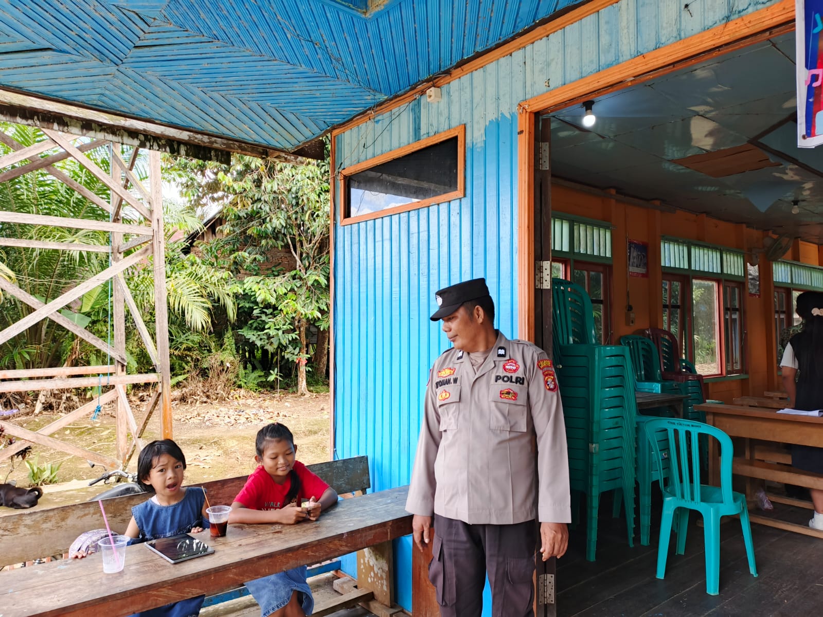 Personil Polsek Lamandau sambangi anak-anak main hp