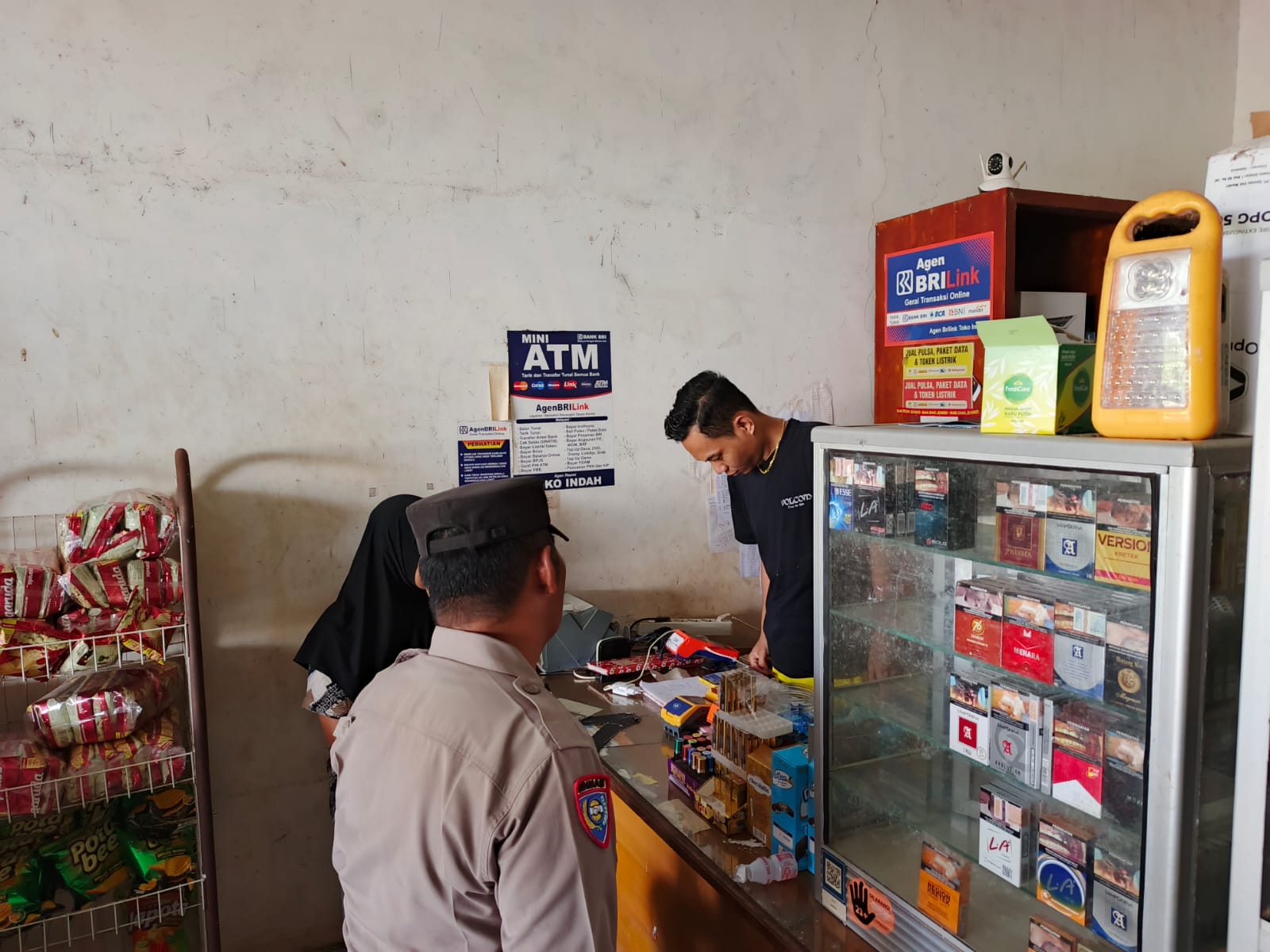 Piket Polsek Lamandau Silaturahmi Ke Pedagang