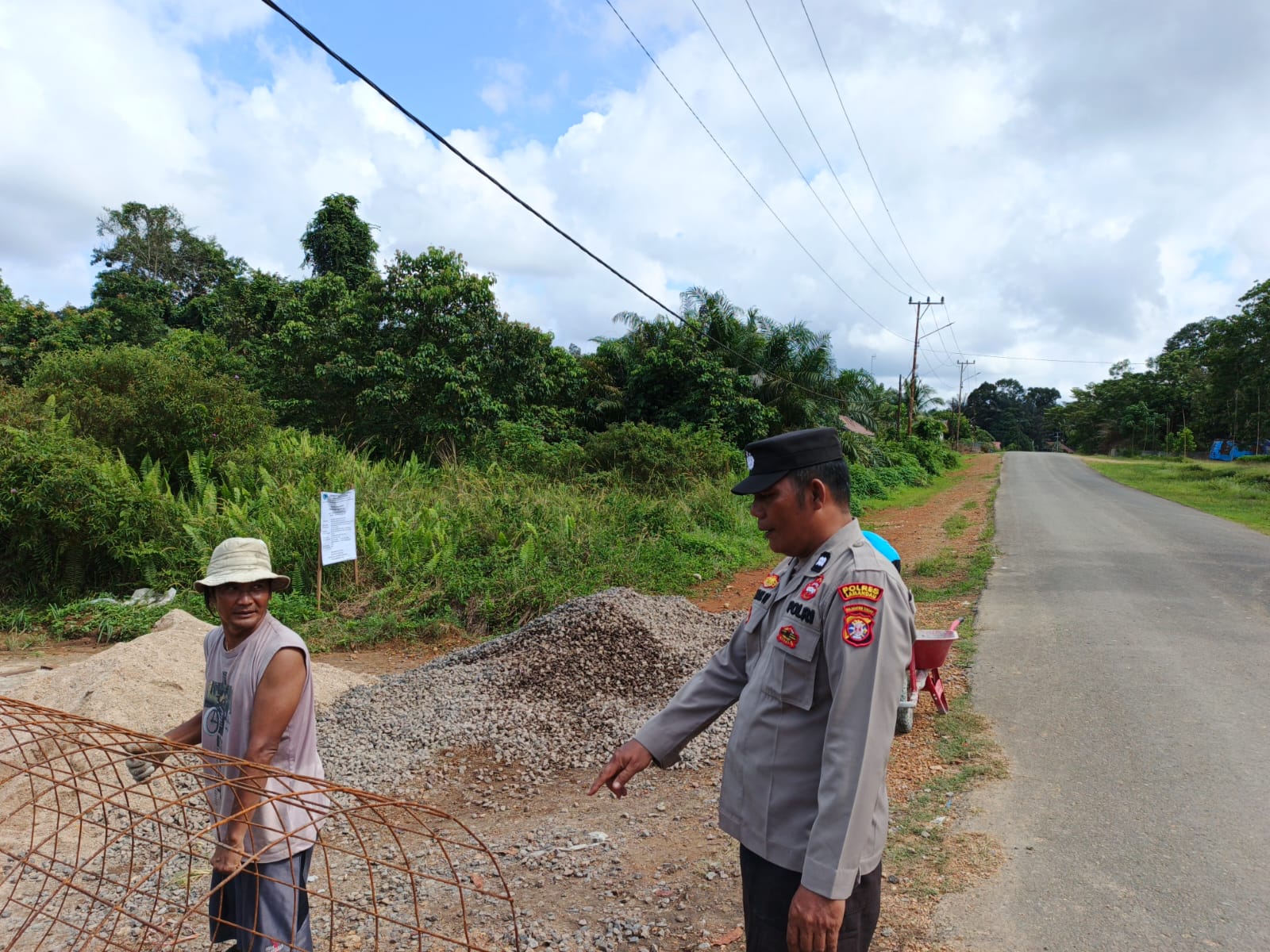 Piket Polsek Silaturahmi kepada Masyarakat yang sedang bekerja