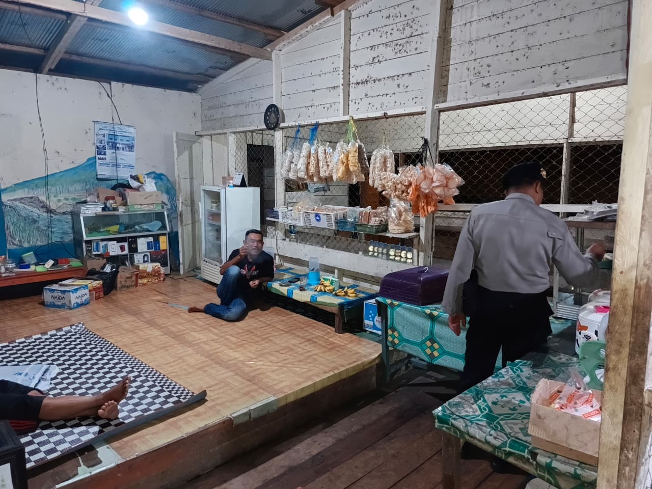 Piket Polsek Delang melaksanakan Silaturahmi ke warga masyarakat