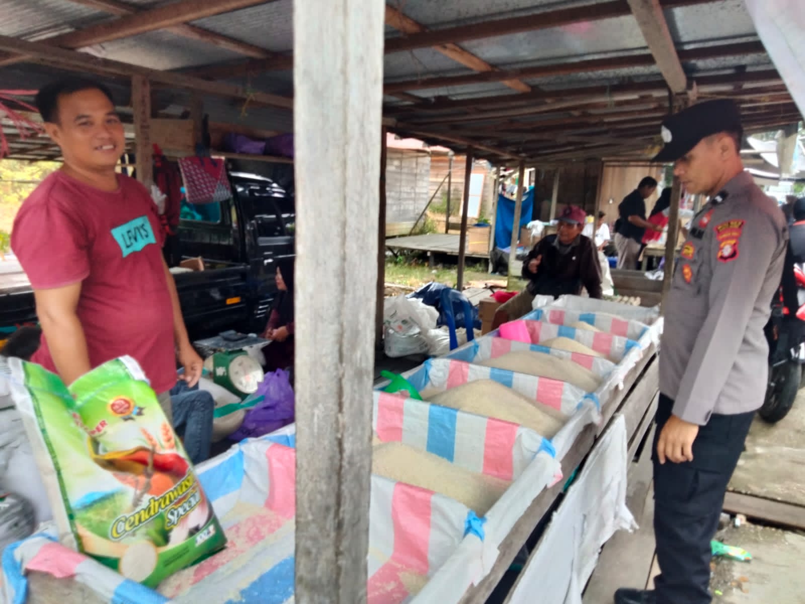 Polsek Montallat Laksanakan Pengecekan Sembako Untuk Pantau Stok Dan Harga Di Pasaran