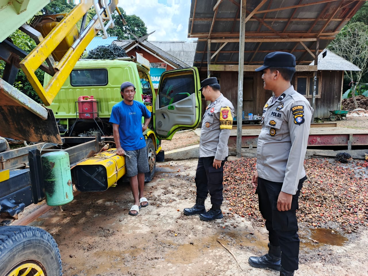 Piket Polsek Silaturahmi kepada Masyarakat yang sedang bekerja
