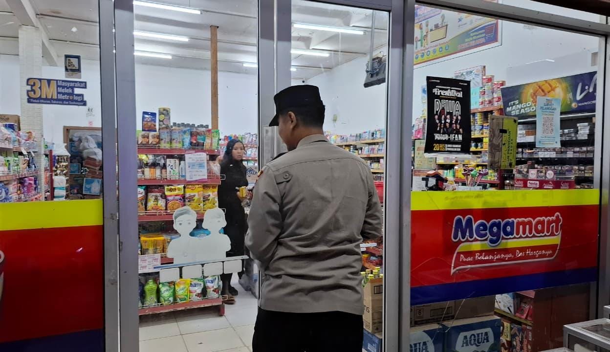 Piket Polsek Patroli kepertokoan diwilkum Polsek Sematu Jaya
