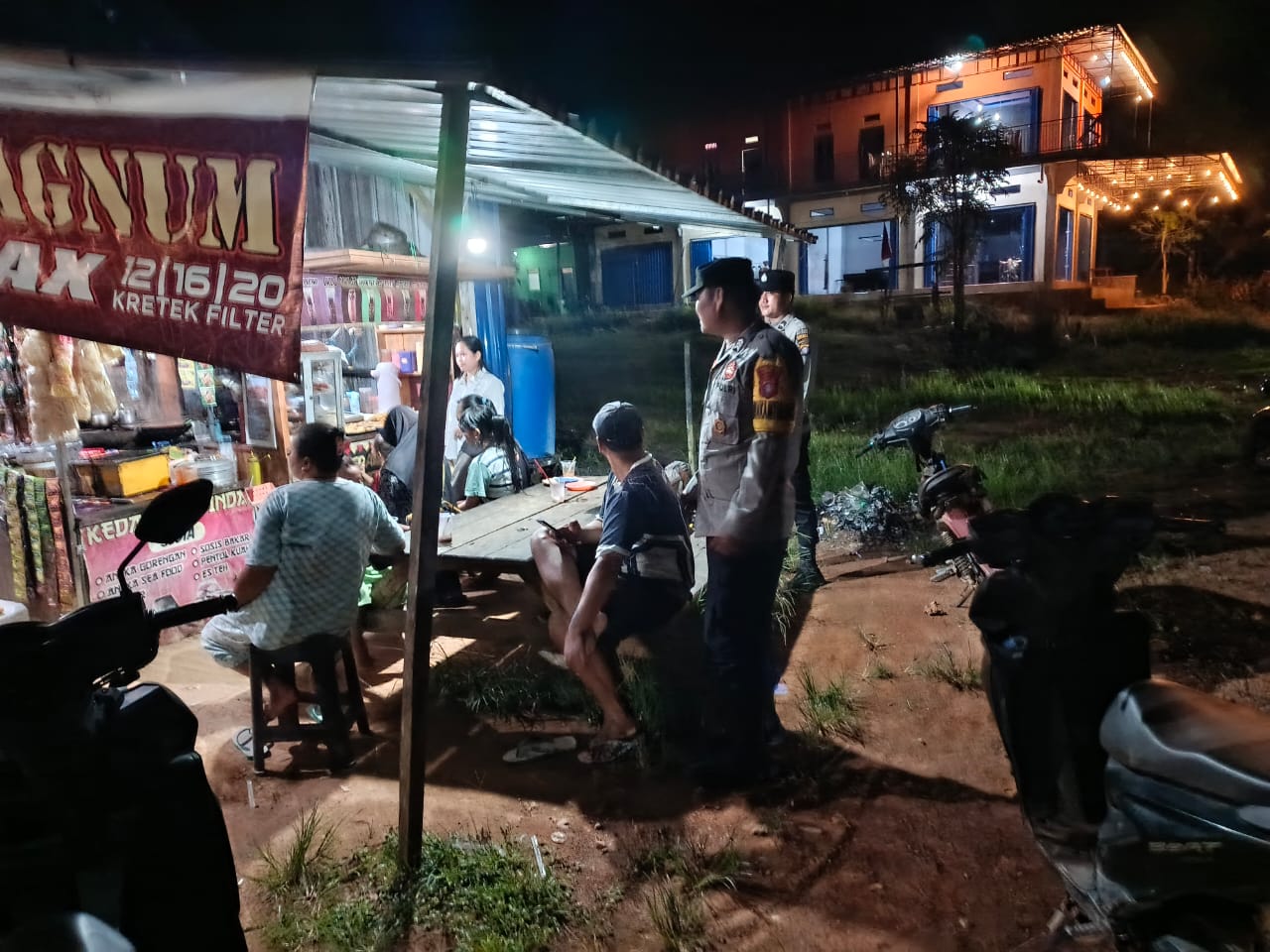 Personil Polsek Sambang Masyrakat yang Sedang Bersantai