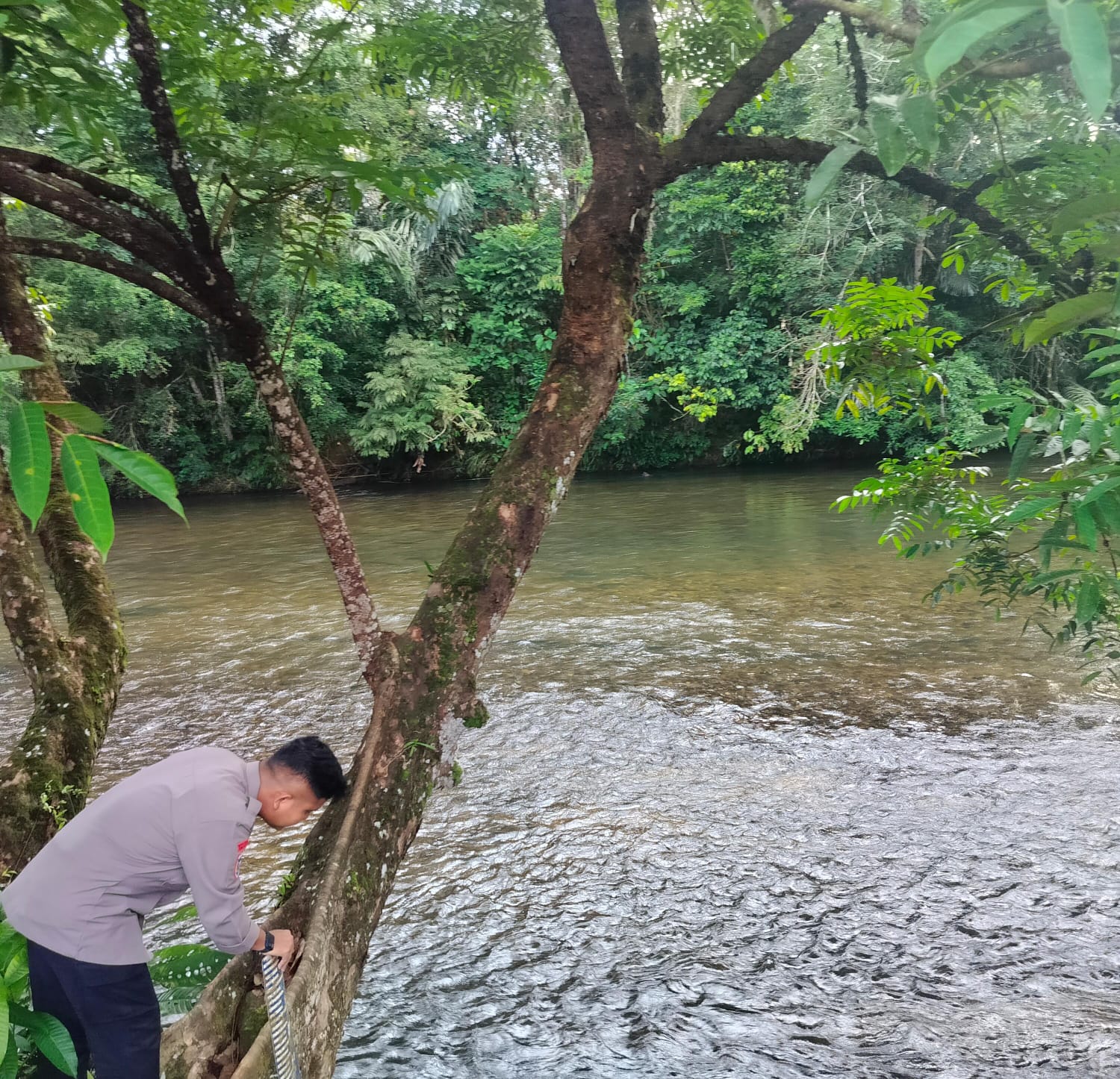 Piket Polsek Delang cek debit air DAS Delang