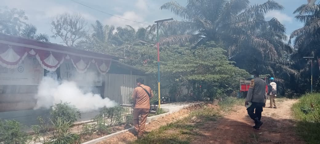 Bhabinkamtibmas Bripka Sentot Dampingi Penyemprotan Fogging di Desa Bukit Indah