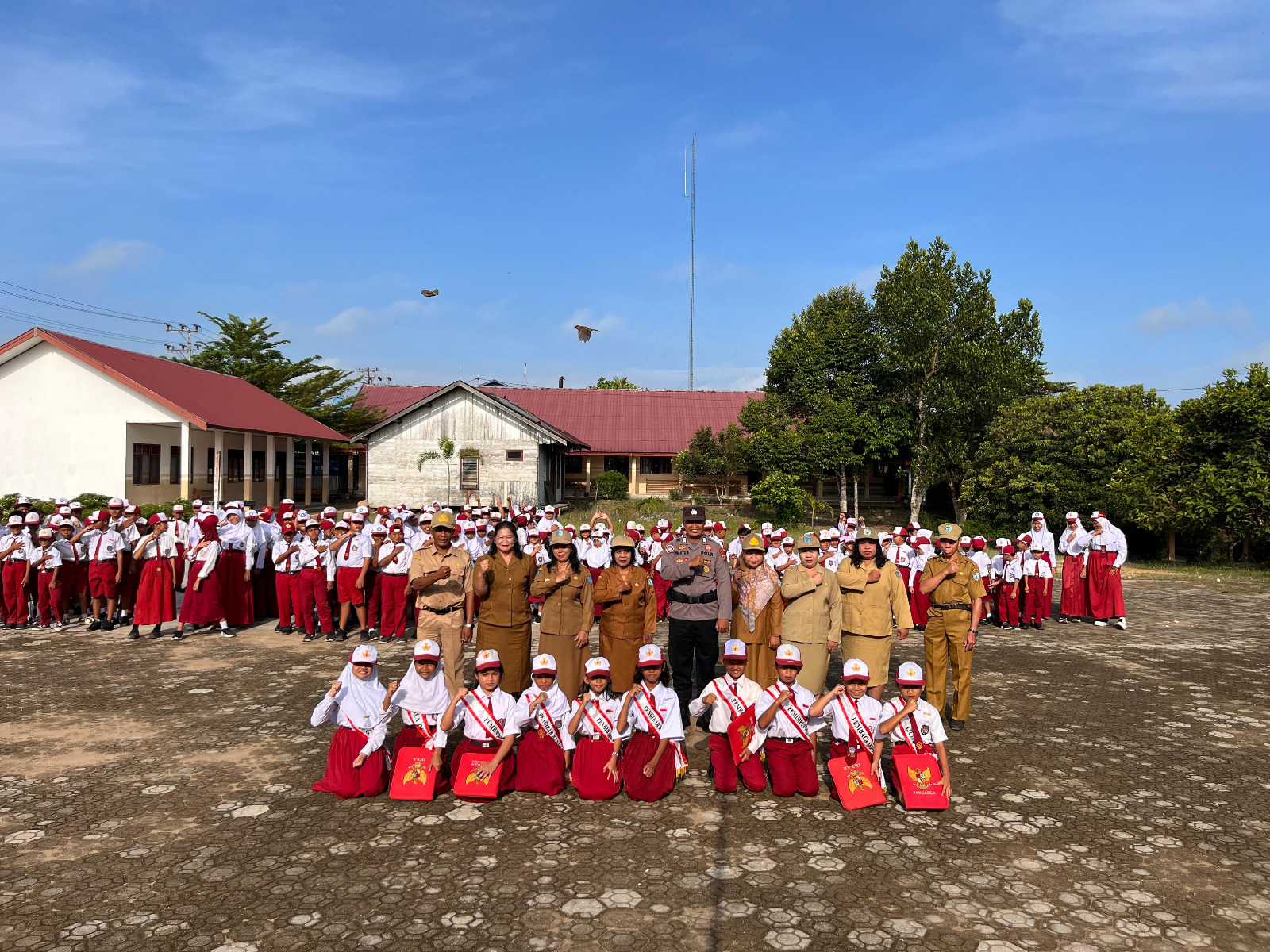Satbinmas Polres Lamandau Jadi Pembina Upacara di SDN 3 Nanga Bulik
