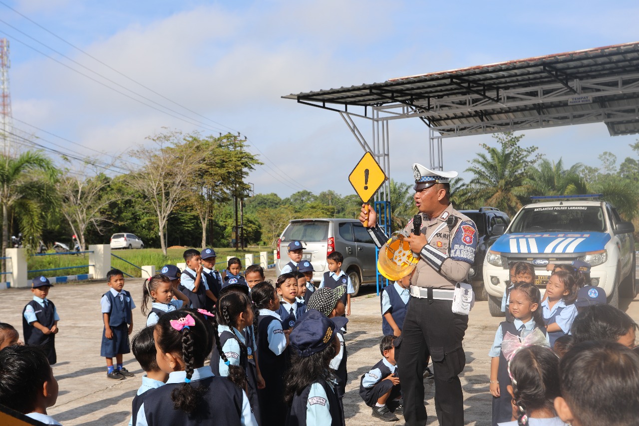 TK Negeri Pembina Lamandau Gelar Kunjungan Belajar ke Satlantas Polres Lamandau