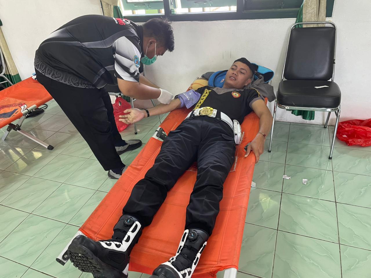 Personel Polres Lamandau Ikut Donor Darah di Kodim Lamandau Sambut HUT TNI ke-80