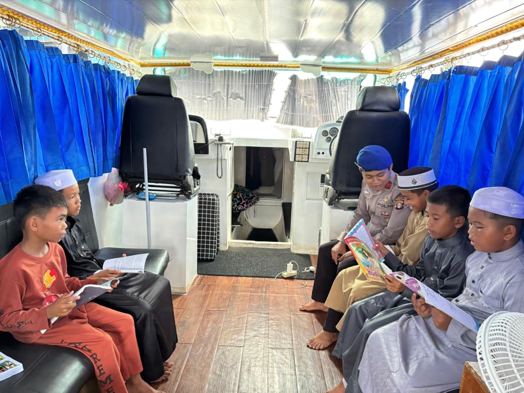 Perpustakaan Terapung Ditpolairud, Menjadi Tempat Membaca Favorit Anak-anak Bantaran Sungai Barito