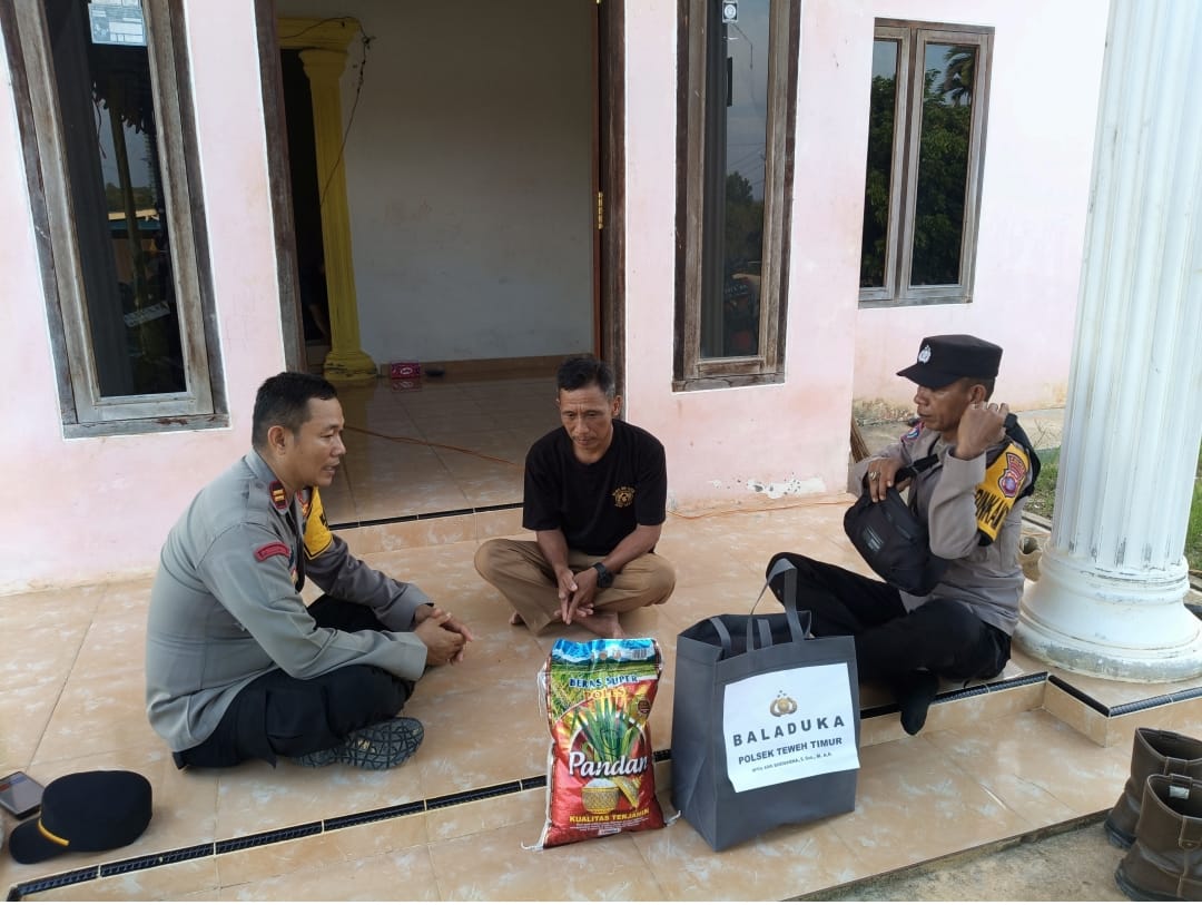 Polsek Teweh Timur Salurkan Bantuan Baladuka ke Warga Berduka di Desa Benangin I