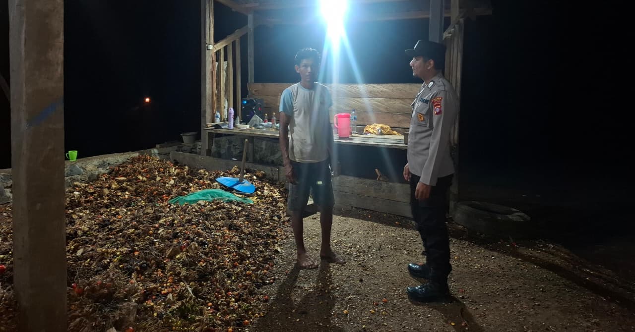 Piket Polsek Silaturahmi kepada Masyarakat yang sedang bekerja