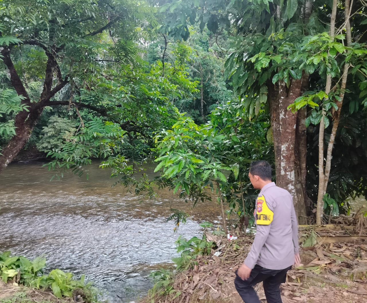 Piket Polsek Delang cek debit air DAS Delang