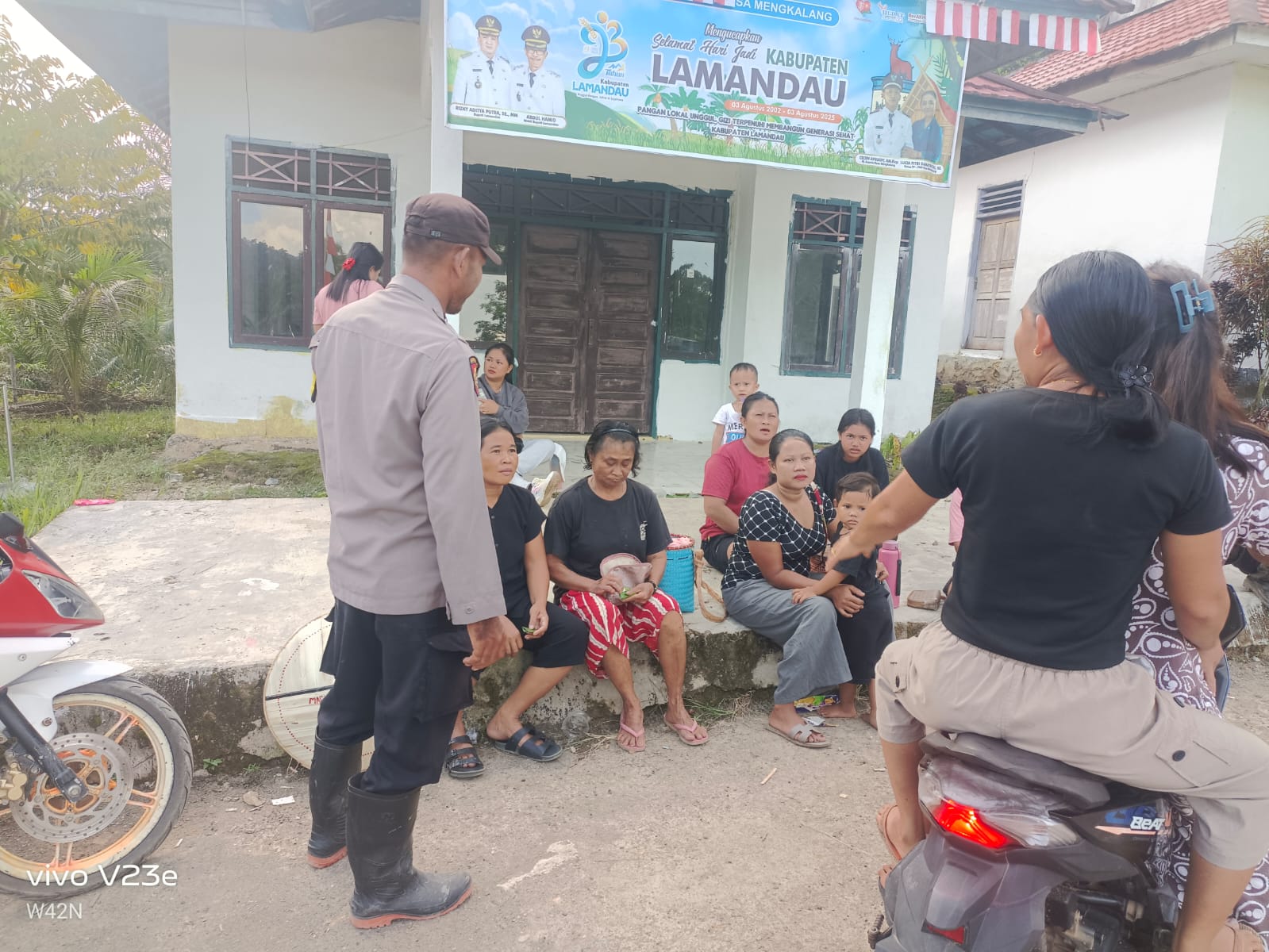 Personil Polsek Sambang kepada Masyarakat