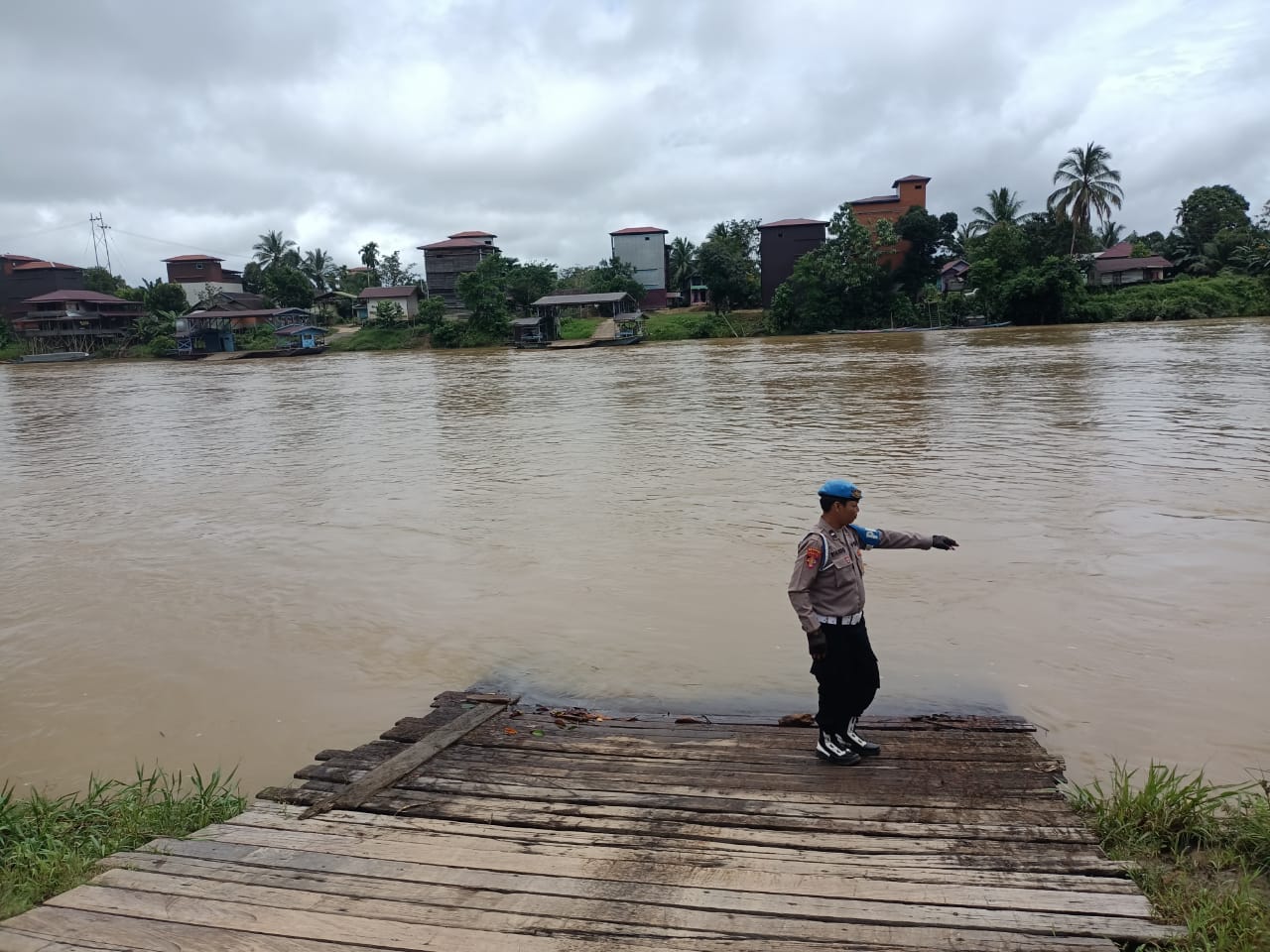 Piket Polsek Marikit Pantau Debit air DAS Katingan.