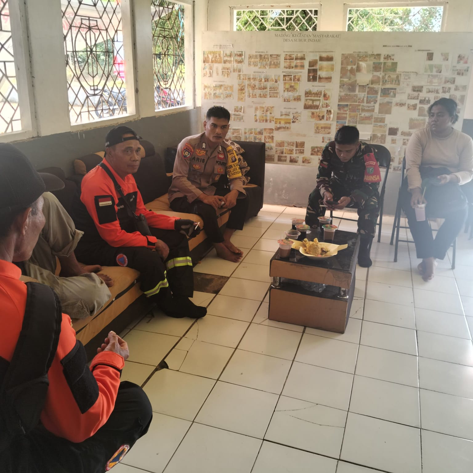 Bhabinkamtibmas Rutin Sambangi Warganya yang sedang beraktivitas lingkungan perumahan warga Desa jaya makmur