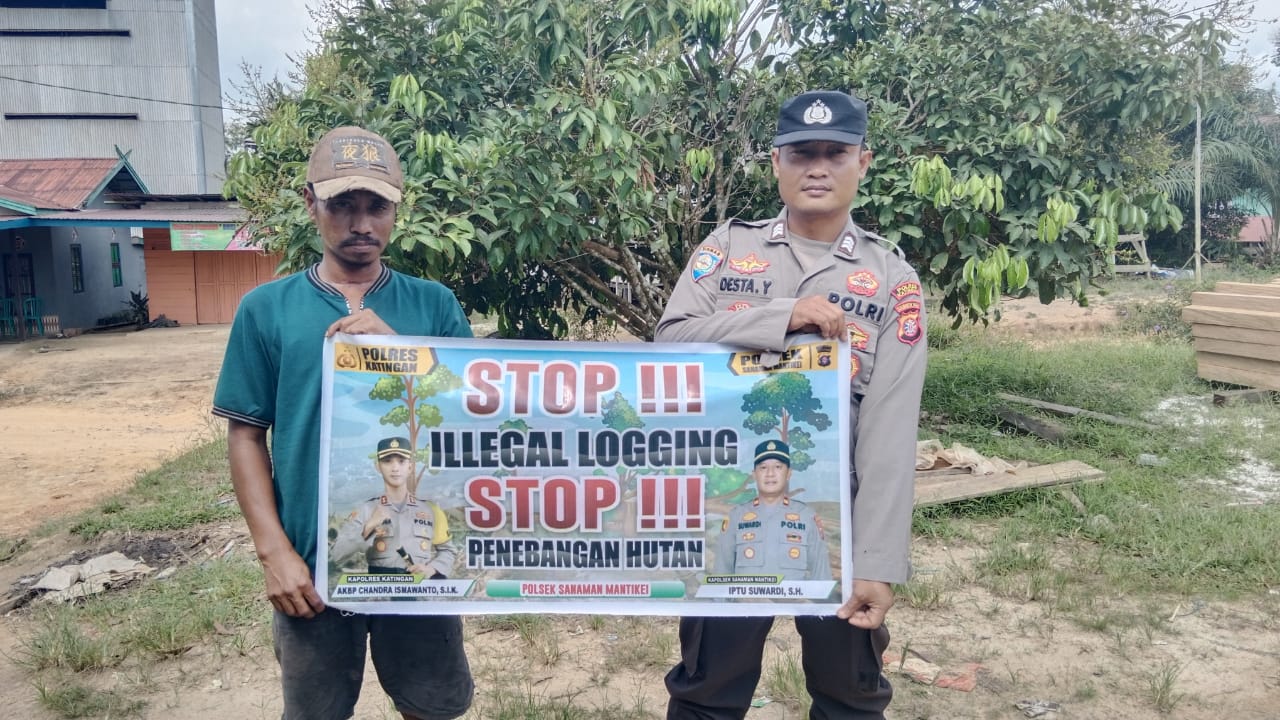 Bhabinkamtibmas laksanakan Sosialisasikan tentang larangan dan sangsi Pidana bagi pelaku Ileggal Logging kepada masyarakat di Desa Binaan.
