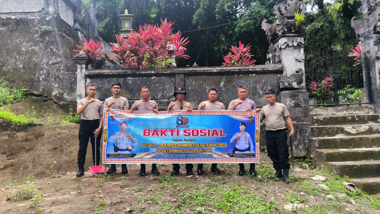 Bersihkan Rumah Ibadah, Brimob Kalteng Wujudkan Kepedulian dan Toleransi