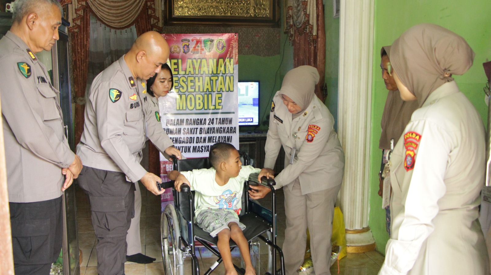 Peringati HUT ke-24, Rumkit Bhayangkara Salurkan Bantuan Alat Bantu Koreksi Kaki dan Kursi Roda untuk Penyandang Disabilitas