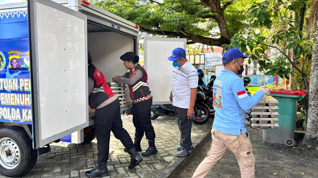 Pastikan MBG Sampai Tujuan, Personel Polwan Ditsamapta Polda Kalteng Kawal Distribusi MBG Ke Sekolah – Sekolah