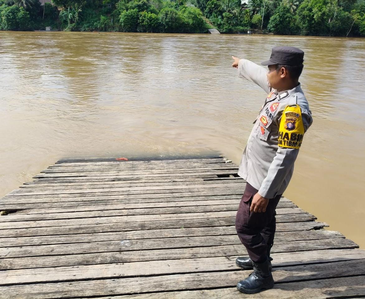 Antisipasi Bencana Banjir, Personil Polsek Marikit Pantau Debit Air DAS Katingan.