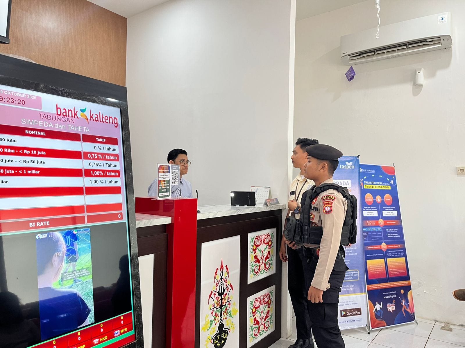 Cegah aksi Kriminalitas Serta Beri Rasa Aman dan Nyaman Kepada Nasabah, Personel Sat Samapta Polres Katingan Laksanakan PAM Bank Yang Ada Di Katingan