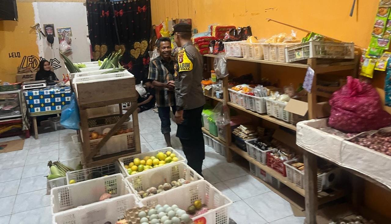 Personel Piket Polsek Lamandau Sambangi Masyarakat, Pererat Silaturahmi dan Sampaikan Pesan Kamtibmas