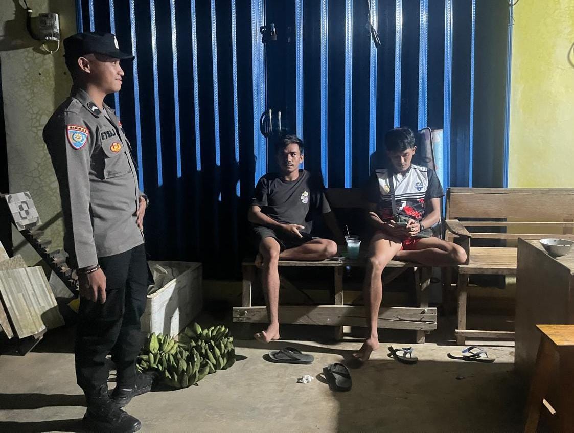 Personel Polsek Lamandau Sambangi Remaja yang Nongkrong, Berikan Sosialisasi Tentang Kenakalan Remaja