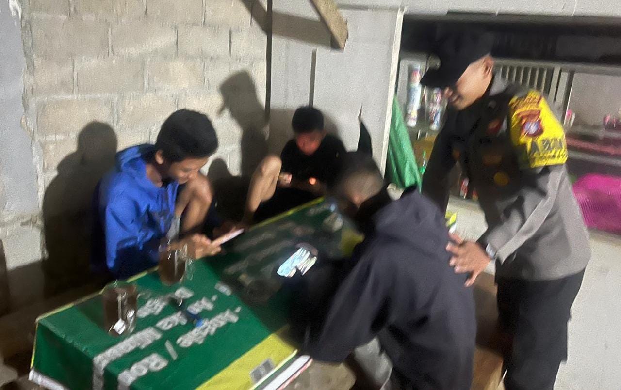 Personil Polsek Sambang Masyrakat yang Sedang Bersantai