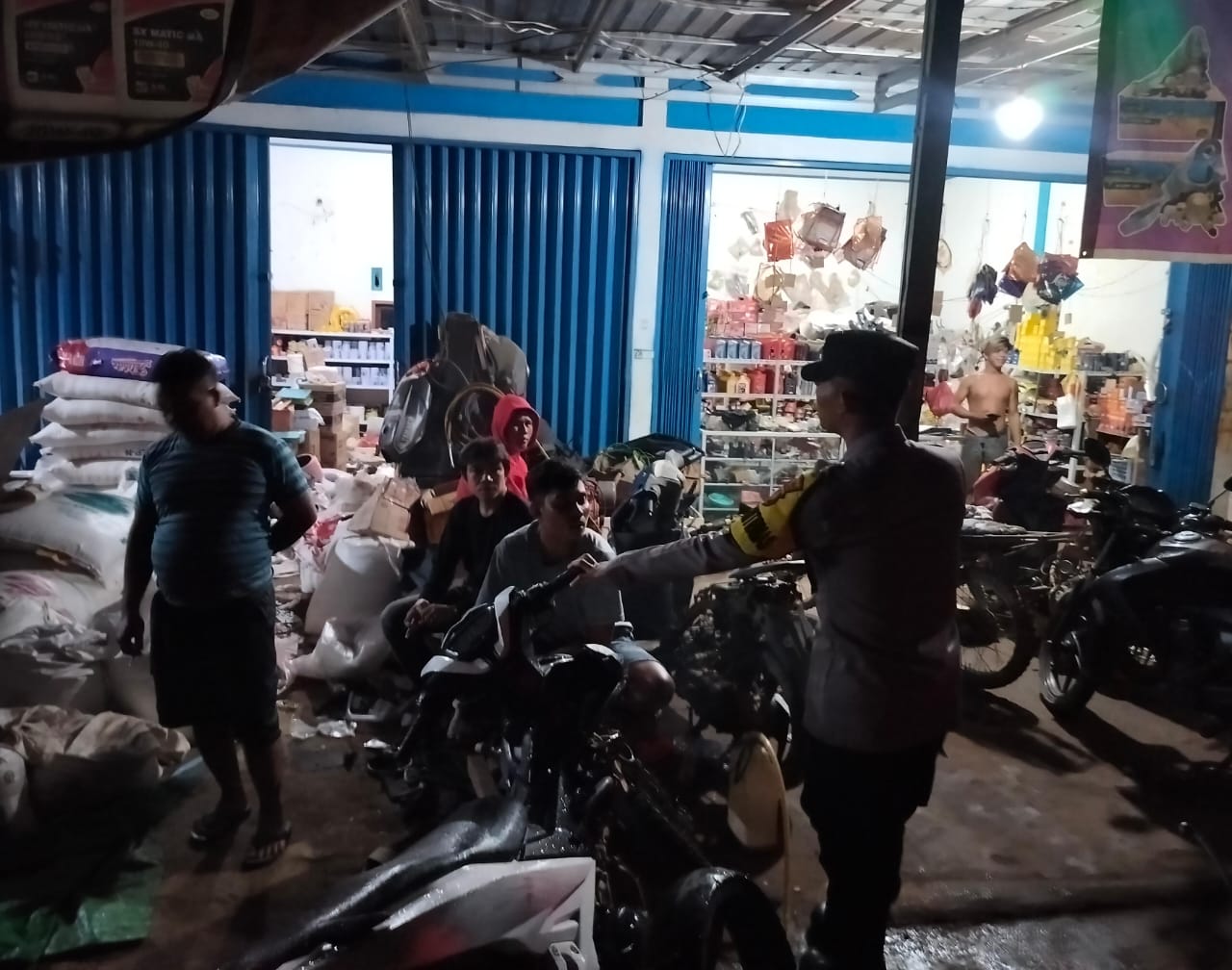 Piket Polsek Delang melaksanakan Silaturahmi ke warga masyarakat