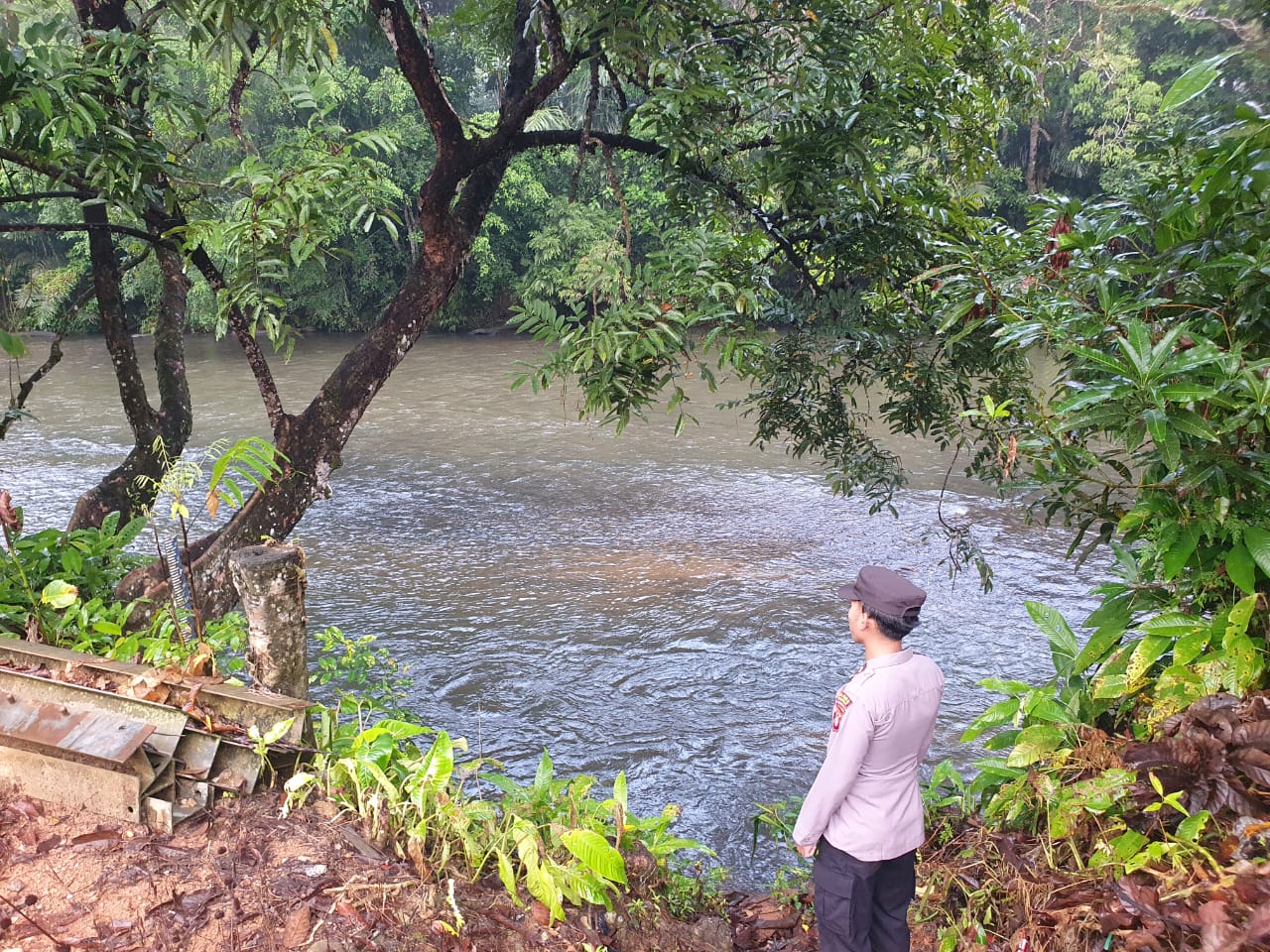 Piket Polsek Delang cek debit air DAS Delang