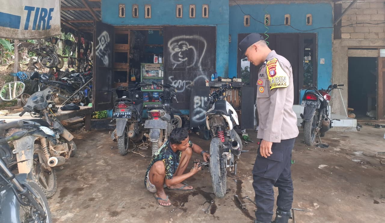 Piket Polsek Silaturahmi kepada Masyarakat yang sedang bekerja