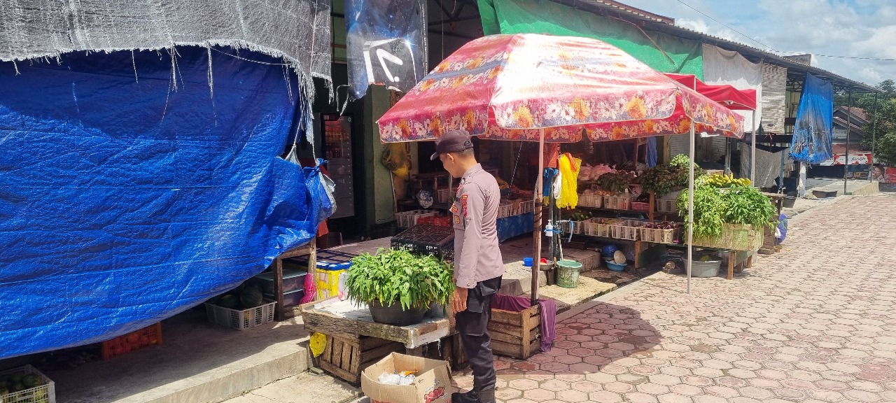Piket Polsek Sambangi dan Silaturahmi Ke Pedagang