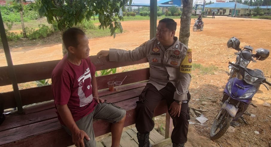 Bhabinkamtibmas Polsek Sematu Jaya Sambangi Warga Desa Mukti Manunggal, Ajak Bersama Jaga Kamtibmas