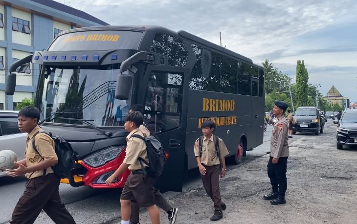 Brimob Kalteng Antar Senyum ke Sekolah, Lewat Program Bus Sekolah Gratis
