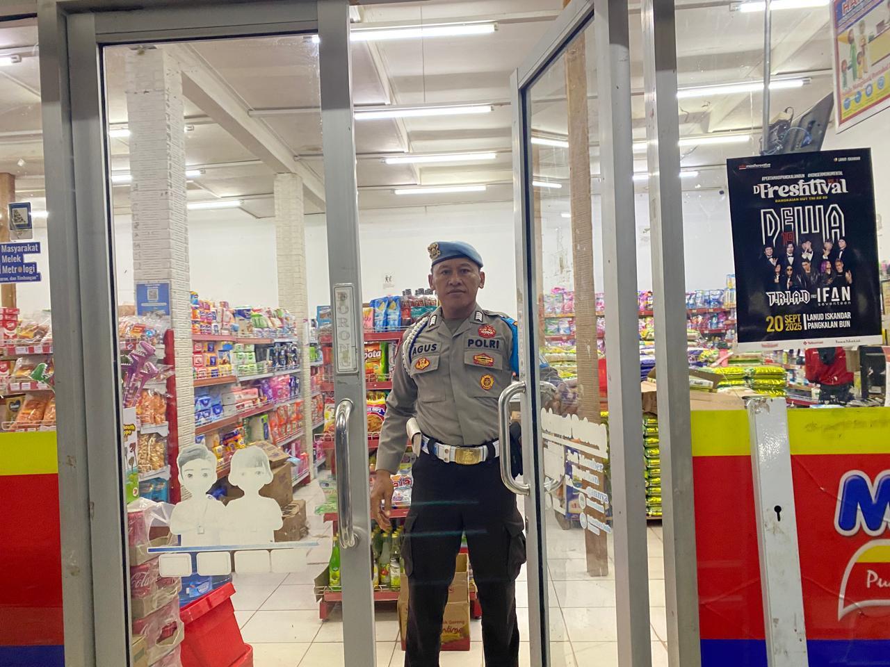 Piket Polsek Patroli kepertokoan diwilkum Polsek Sematu Jaya