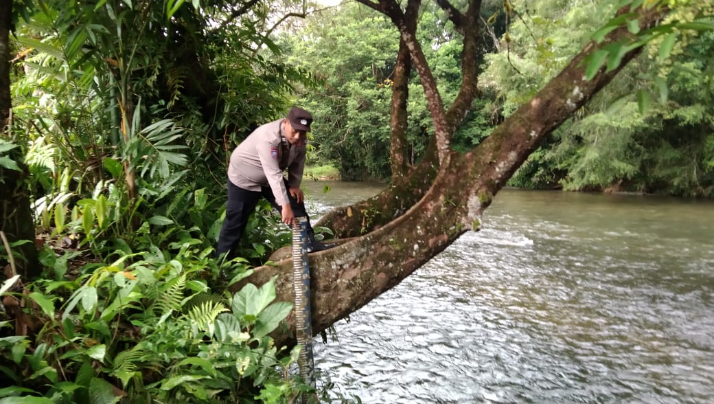 Piket Polsek Delang cek debit air DAS Delang