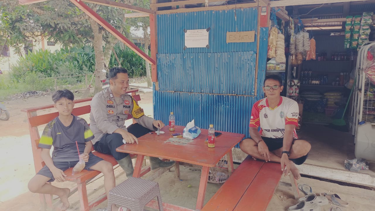 Bhabinkamtibmas Polsek Bulik Sosialisasikan Tentang Layanan Hotline 110 kepada Masyarakat