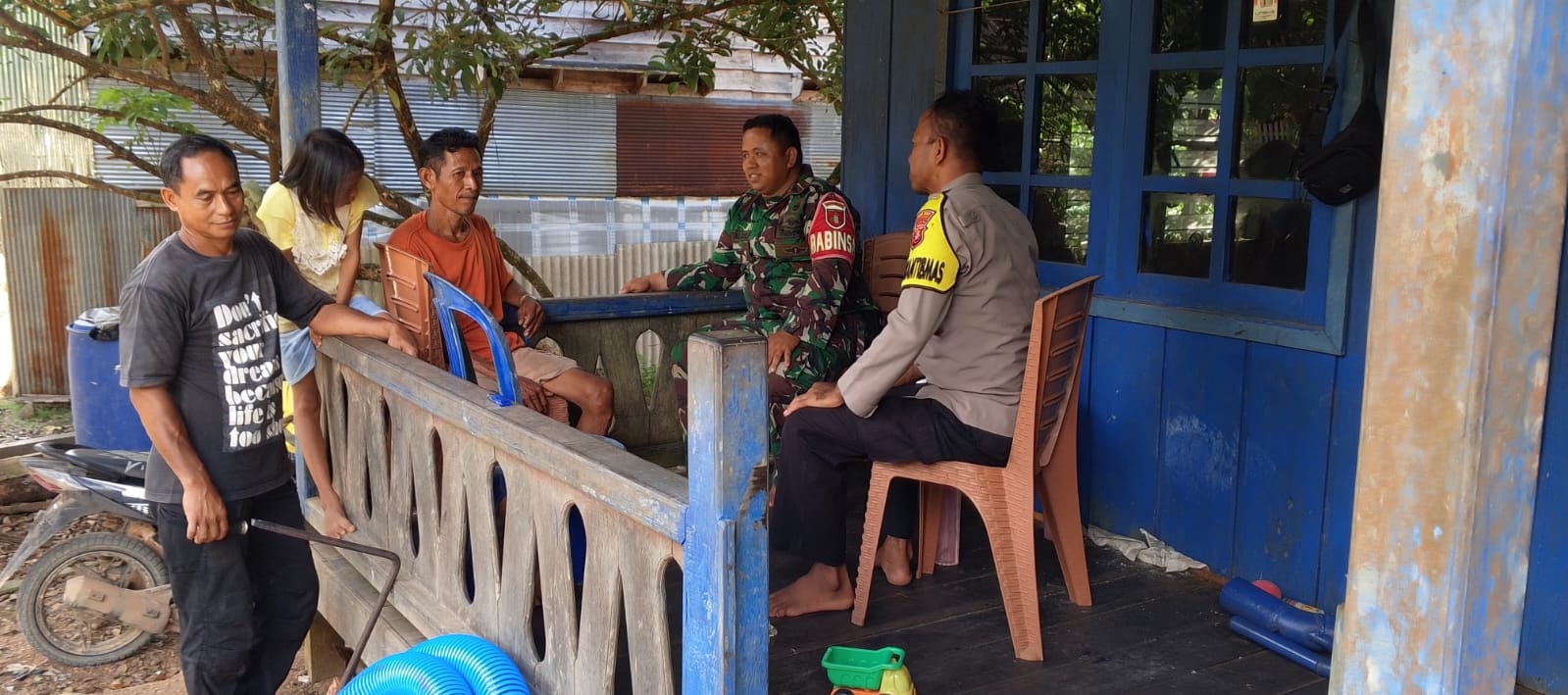 Piket Polsek Delang melaksanakan Silaturahmi ke warga masyarakat